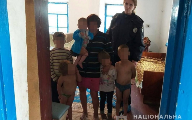 Под Запорожьем у горе-матери отняли троих детей (ФОТО) Фото № 1 Под Запорожьем у горе-матери отняли троих детей (ФОТО) Фото № 1