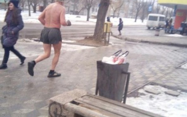 По улицам бегал мужчина в одних трусах Фото № 0 По улицам бегал мужчина в одних трусах Фото № 0