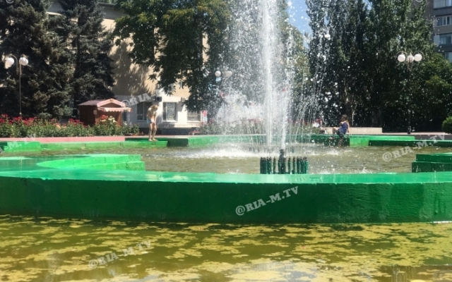 В Мелитополе дети купаются в воде, которая несет опасность (ФОТО, ВИДЕО) Фото № 1 В Мелитополе дети купаются в воде, которая несет опасность (ФОТО, ВИДЕО) Фото № 1