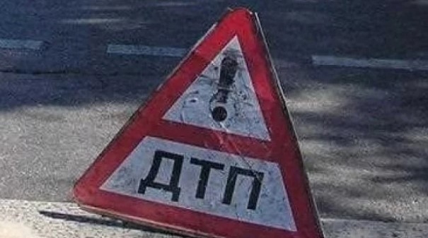 Молодой парень погиб, катаясь сверху на автомобиле Фото № 0 Молодой парень погиб, катаясь сверху на автомобиле Фото № 0