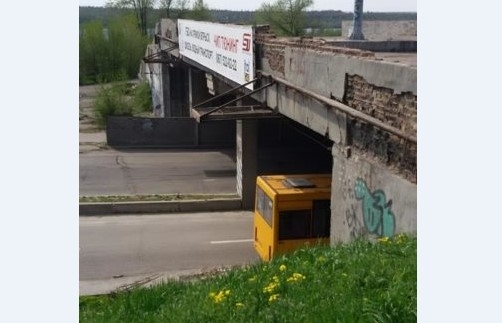 Запорожцы бьют тревогу: В городе разрушается наземный переход, куски летят на автомобили и городской транспорт (ФОТО) Фото № 6 Запорожцы бьют тревогу: В городе разрушается наземный переход, куски летят на автомобили и городской транспорт (ФОТО) Фото № 6