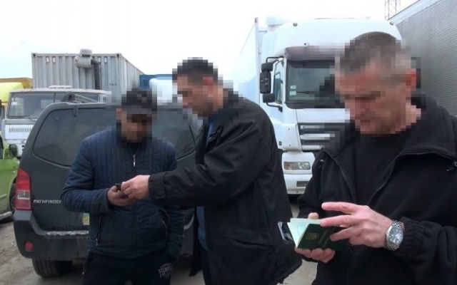В Запорожье сотрудники миграционной службы провели рейд на центральном рынке Фото № 0 В Запорожье сотрудники миграционной службы провели рейд на центральном рынке Фото № 0