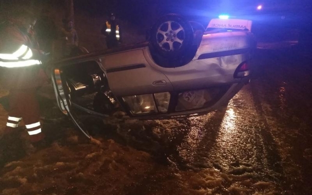 В результате ночного ДТП Mazda оказалась на крыше. Есть пострадавший Фото № 1 В результате ночного ДТП Mazda оказалась на крыше. Есть пострадавший Фото № 1