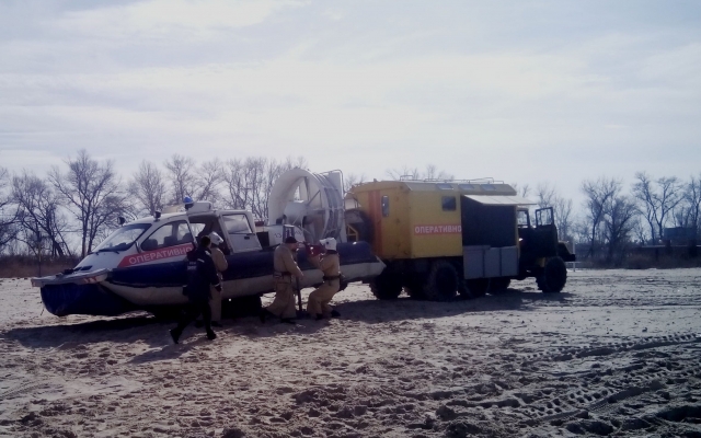 Запорожский рыбак поплавал на льдине Фото № 0 Запорожский рыбак поплавал на льдине Фото № 0