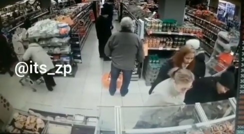 В сети показали, как в запорожском супермаркете орудуют воровки (ВИДЕО) Фото № 0 В сети показали, как в запорожском супермаркете орудуют воровки (ВИДЕО) Фото № 0