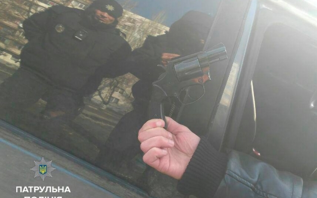 Запорожца подозревают в хранении оружия и наркотиков Фото № 0 Запорожца подозревают в хранении оружия и наркотиков Фото № 0