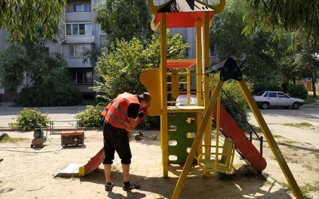 Запорожские коммунальщики чинят детские и спортивные площадки Фото № 0 Запорожские коммунальщики чинят детские и спортивные площадки Фото № 0