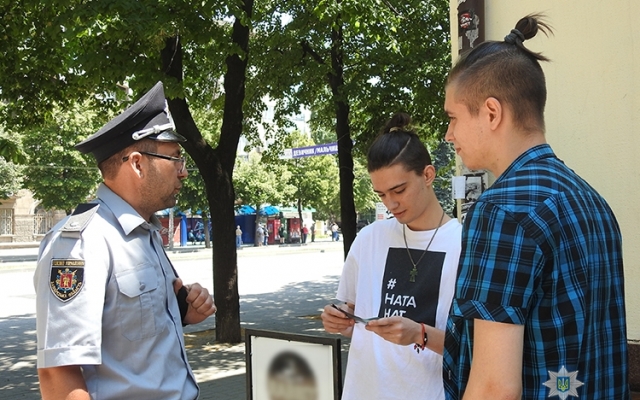 Появилось видео, как полицейские закрашивают рекламу Фото № 2 Появилось видео, как полицейские закрашивают рекламу Фото № 2