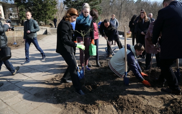 Посадила дерево: Марина Порошенко посетила Запорожскую область (ФОТОРЕПОРТАЖ) Фото № 4 Посадила дерево: Марина Порошенко посетила Запорожскую область (ФОТОРЕПОРТАЖ) Фото № 4