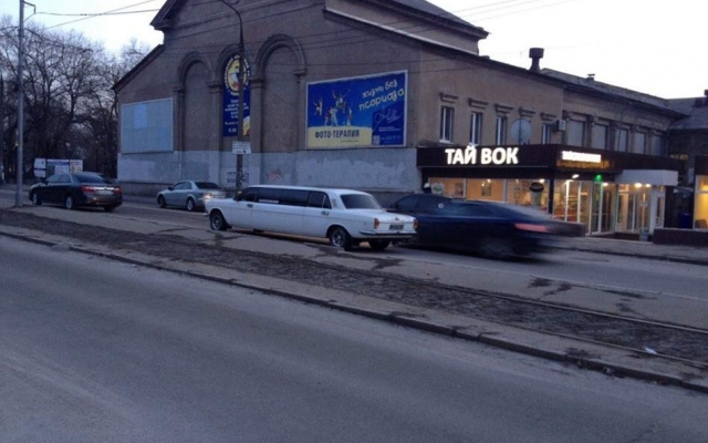 Смотрите: в Запорожье из Волги сделали лимузин Фото № 1 Смотрите: в Запорожье из Волги сделали лимузин Фото № 1