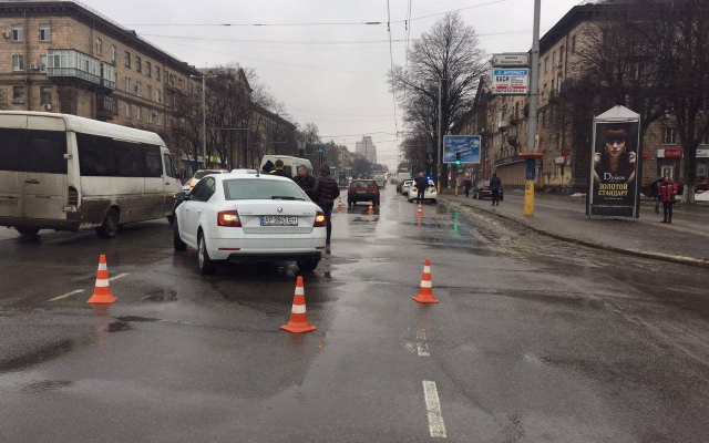 В Запорожье разыскивают свидетелей ДТП в центре города (ФОТО) Фото № 0 В Запорожье разыскивают свидетелей ДТП в центре города (ФОТО) Фото № 0