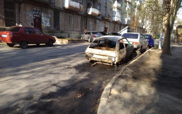 В Запорожье дотла сгорела машина (ФОТО, ВИДЕО) Фото № 4 В Запорожье дотла сгорела машина (ФОТО, ВИДЕО) Фото № 4