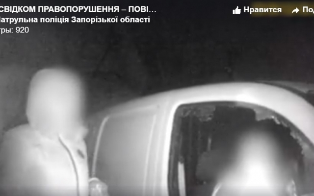 В Запорожье мужчина разбил стекло иномарки, чтобы погреться внутри (ВИДЕО) Фото № 0 В Запорожье мужчина разбил стекло иномарки, чтобы погреться внутри (ВИДЕО) Фото № 0