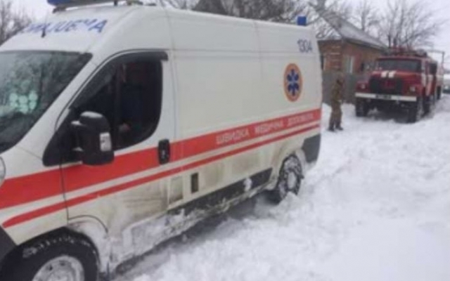 Под Запорожьем карета скорой помощи застряла в снежной яме Фото № 0 Под Запорожьем карета скорой помощи застряла в снежной яме Фото № 0
