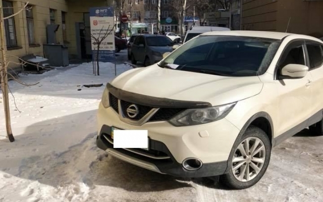 На Металлургов запорожцев удивил необычно припаркованный автомобиль (ФОТО) Фото № 2 На Металлургов запорожцев удивил необычно припаркованный автомобиль (ФОТО) Фото № 2