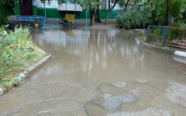 В одном из запорожских дворов можно передвигаться только В одном из запорожских дворов можно передвигаться только