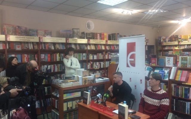 Известный писатель в Запорожье: «Люди устали от войны» (ФОТО) Фото № 0 Известный писатель в Запорожье: «Люди устали от войны» (ФОТО) Фото № 0