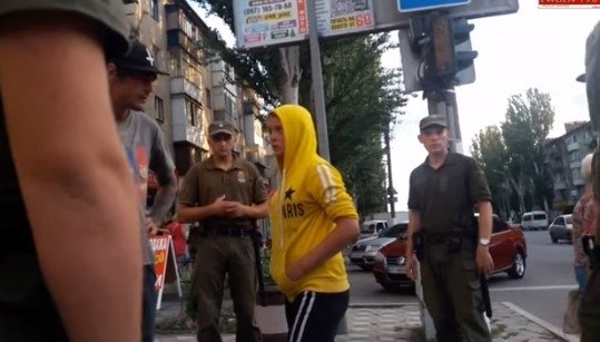 Курьезы: в Запорожской области группа нацгвардейцев не могла угомонить девушку-пацанку (ВИДЕО) Фото № 0 Курьезы: в Запорожской области группа нацгвардейцев не могла угомонить девушку-пацанку (ВИДЕО) Фото № 0