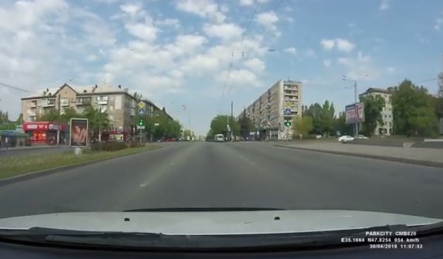 В Запорожье на видео попал момент наезда автомобиля на пешехода (ВИДЕО) Фото № 0 В Запорожье на видео попал момент наезда автомобиля на пешехода (ВИДЕО) Фото № 0