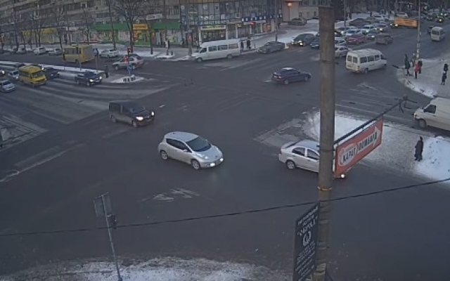 Появилось видео, как маршрутка насмерть сбила запорожанку Фото № 0 Появилось видео, как маршрутка насмерть сбила запорожанку Фото № 0