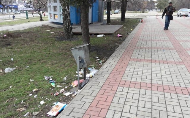 Фотофакт: В Запорожье бульвар Центральный утопает в мусоре Фото № 1 Фотофакт: В Запорожье бульвар Центральный утопает в мусоре Фото № 1
