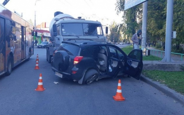 В Запорожье бетономешалка протаранила В Запорожье бетономешалка протаранила
