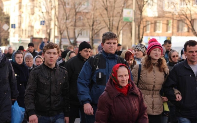 В центре Запорожья прошел массовый крестный ход Фото № 1 В центре Запорожья прошел массовый крестный ход Фото № 1
