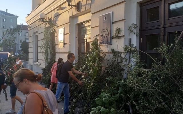 Запорожцы принесли под мэрию кучи мусора и хлама (ФОТО) Фото № 1 Запорожцы принесли под мэрию кучи мусора и хлама (ФОТО) Фото № 1