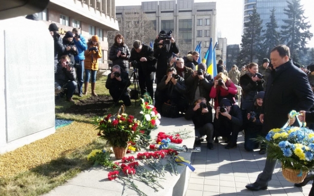 Возле Запорожской ОГА пылают бочки Фото № 5 Возле Запорожской ОГА пылают бочки Фото № 5