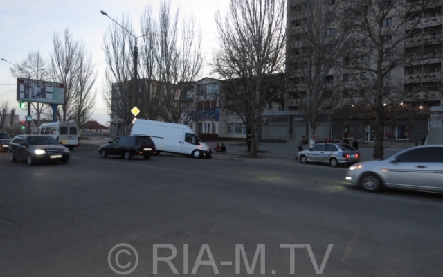 Смотрите: в Запорожской области микроавтобус влетел в билборд Фото № 2 Смотрите: в Запорожской области микроавтобус влетел в билборд Фото № 2