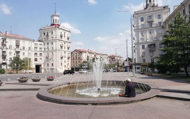 В Запорожье от жары спасаются в городских фонтанах (ФОТО, ВИДЕО) Фото № 9 В Запорожье от жары спасаются в городских фонтанах (ФОТО, ВИДЕО) Фото № 9