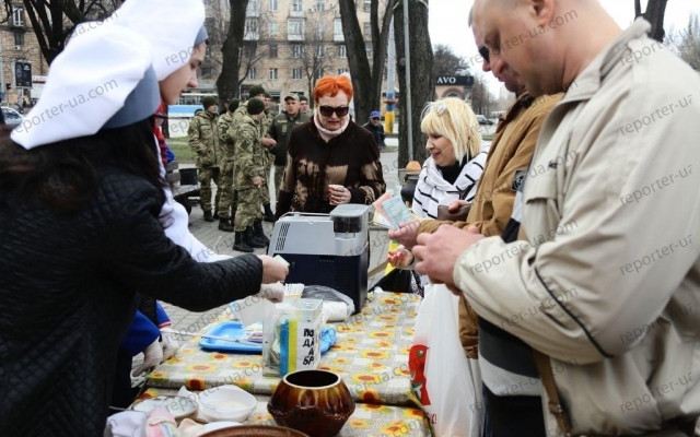 В центре Запорожья прошла волонтерская ярмарка Фото № 1 В центре Запорожья прошла волонтерская ярмарка Фото № 1