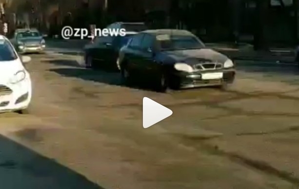 Курьезы: В Запорожье автоледи перегородила проезд, припарковавшись посреди дороги Фото № 0 Курьезы: В Запорожье автоледи перегородила проезд, припарковавшись посреди дороги Фото № 0