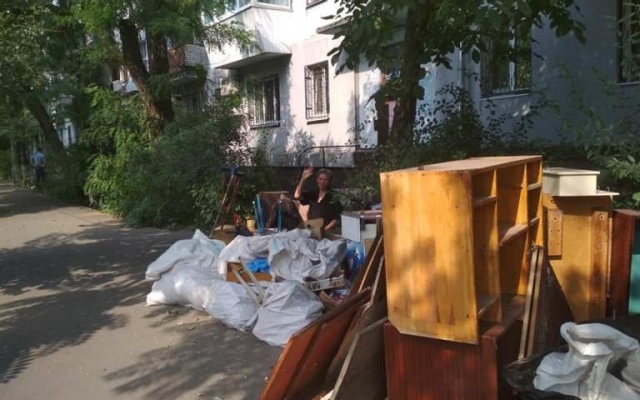 В Запорожье женщину с вещами выгнали на улицу из квартиры (ФОТО) Фото № 0 В Запорожье женщину с вещами выгнали на улицу из квартиры (ФОТО) Фото № 0