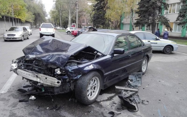 В Запорожье три автомобиля получили ущерб при ДТП: три человека травмировались Фото № 3 В Запорожье три автомобиля получили ущерб при ДТП: три человека травмировались Фото № 3