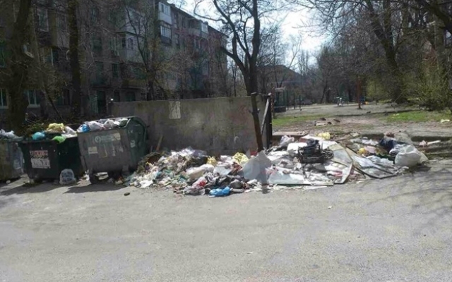 На Победе три месяца не вывозят мусор, район утопает в отходах (ФОТО) Фото № 2 На Победе три месяца не вывозят мусор, район утопает в отходах (ФОТО) Фото № 2