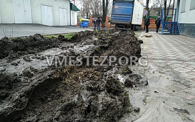 В центре Запорожья грузовик перепахал газон около супермаркета (ФОТО) Фото № 0 В центре Запорожья грузовик перепахал газон около супермаркета (ФОТО) Фото № 0