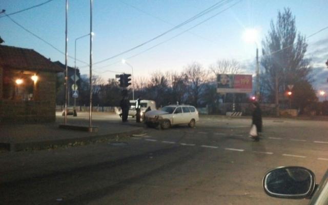 На центральном проспекте припарковался покалеченный внедорожник Фото № 0 На центральном проспекте припарковался покалеченный внедорожник Фото № 0