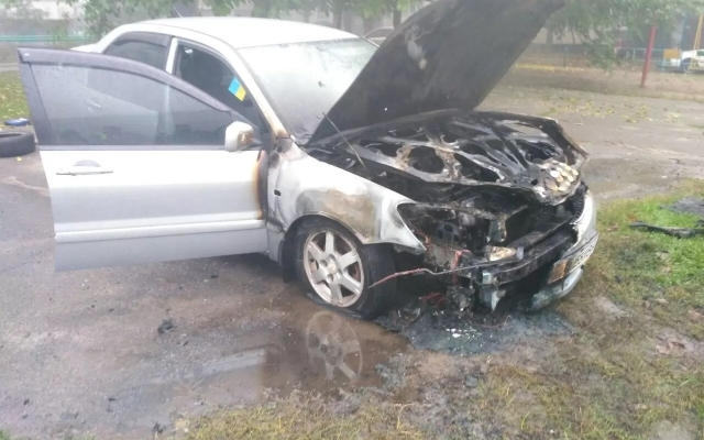 В Запорожье в спальном районе сгорел «Mitsubishi Lancer» Фото № 0 В Запорожье в спальном районе сгорел «Mitsubishi Lancer» Фото № 0