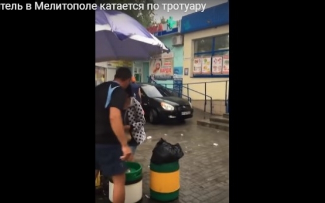 Неадекватный водитель въехал на ступени магазина (ВИДЕО) Фото № 0 Неадекватный водитель въехал на ступени магазина (ВИДЕО) Фото № 0