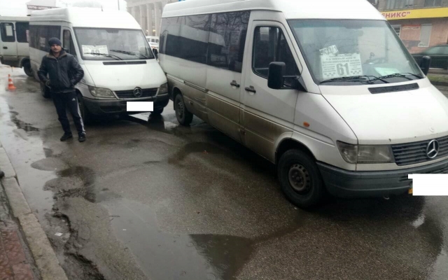 В Запорожье дорогу не поделили маршрутки (ФОТО) Фото № 4 В Запорожье дорогу не поделили маршрутки (ФОТО) Фото № 4