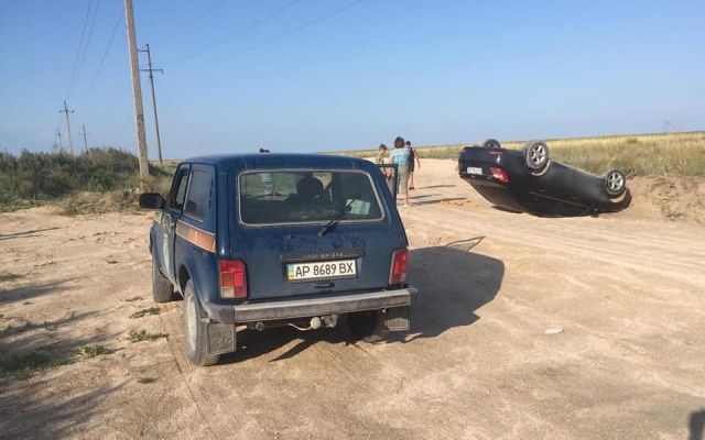 В Кирилловке автомобиль лежал на крыше (ФОТО) Фото № 2 В Кирилловке автомобиль лежал на крыше (ФОТО) Фото № 2