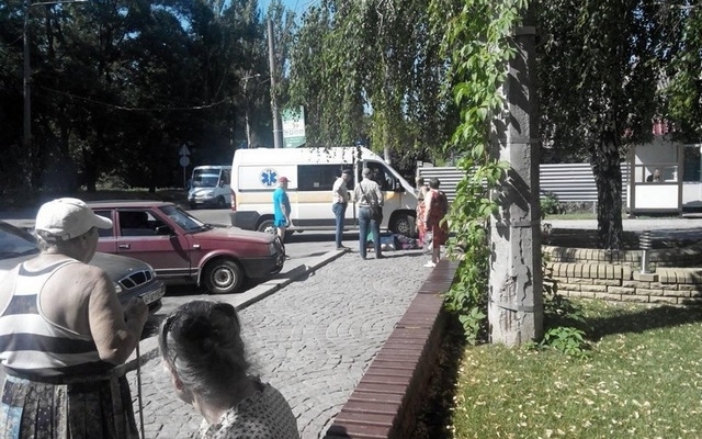 Жительница Запорожья упала в обморок от жары на остановке (ФОТО) Фото № 2 Жительница Запорожья упала в обморок от жары на остановке (ФОТО) Фото № 2
