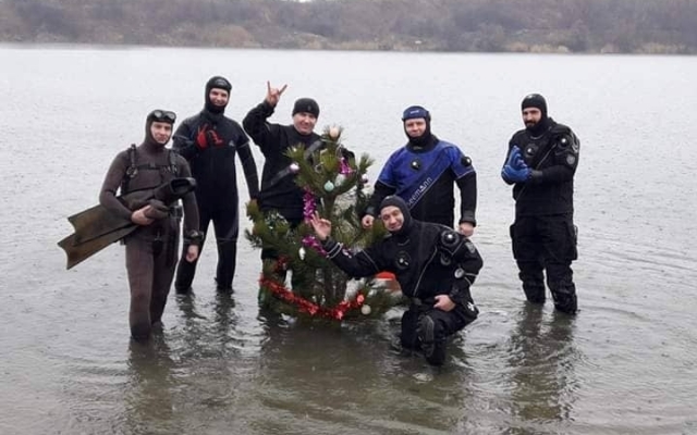 Курьезы: Запорожские дайверы установили под водой елку и водили вокруг хоровод (ФОТО) Фото № 0 Курьезы: Запорожские дайверы установили под водой елку и водили вокруг хоровод (ФОТО) Фото № 0