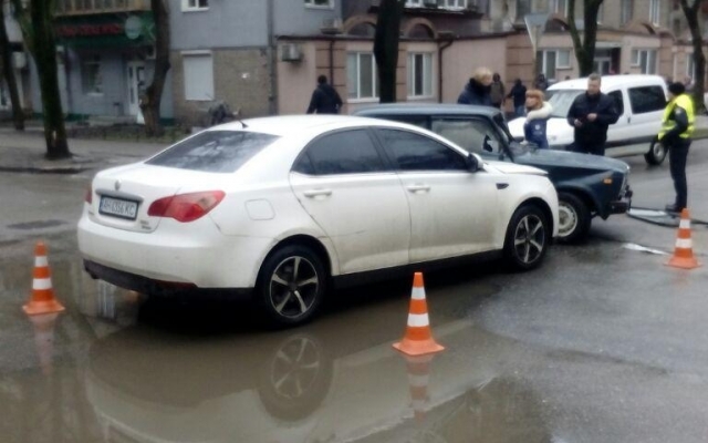 ДТП в центре города: пассажира увезла ДТП в центре города: пассажира увезла
