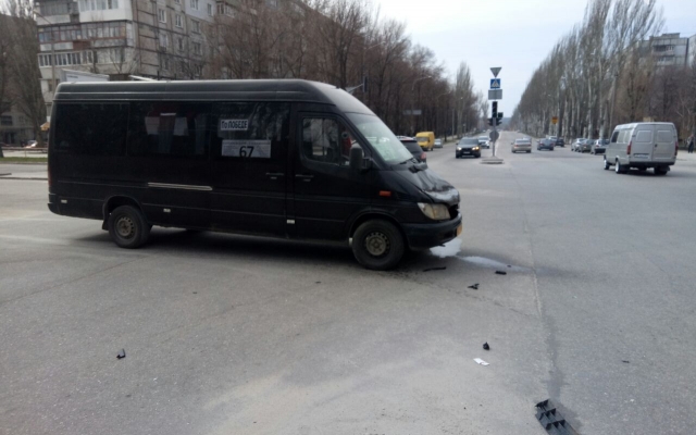 В Запорожье маршрутка столкнулась с грузовиком (ФОТО) Фото № 2 В Запорожье маршрутка столкнулась с грузовиком (ФОТО) Фото № 2