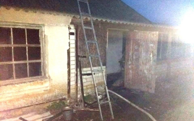 Под Запорожьем спасатели вывели мужчину из горящего дома (ФОТО) Фото № 2 Под Запорожьем спасатели вывели мужчину из горящего дома (ФОТО) Фото № 2