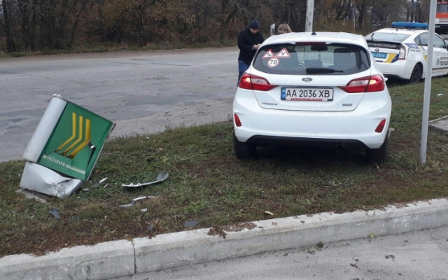 Юная автоледи в Запорожье разбила автомобиль (ФОТО) Фото № 2 Юная автоледи в Запорожье разбила автомобиль (ФОТО) Фото № 2