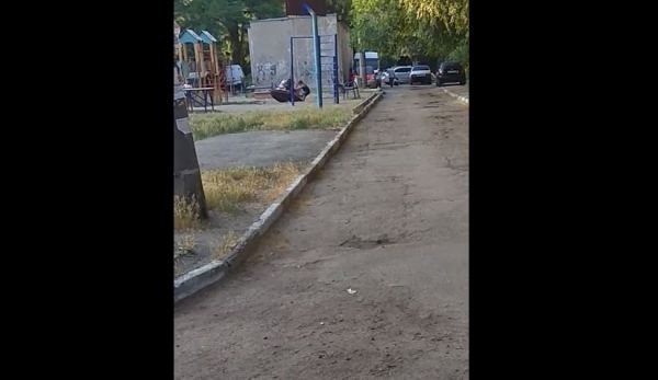 В Запорожье дети с удовольствием катаются на опасных качелях (ВИДЕО) Фото № 0 В Запорожье дети с удовольствием катаются на опасных качелях (ВИДЕО) Фото № 0