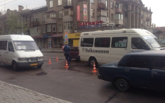 Смотрите: в центре Запорожья ДТП с маршруткой Фото № 2 Смотрите: в центре Запорожья ДТП с маршруткой Фото № 2